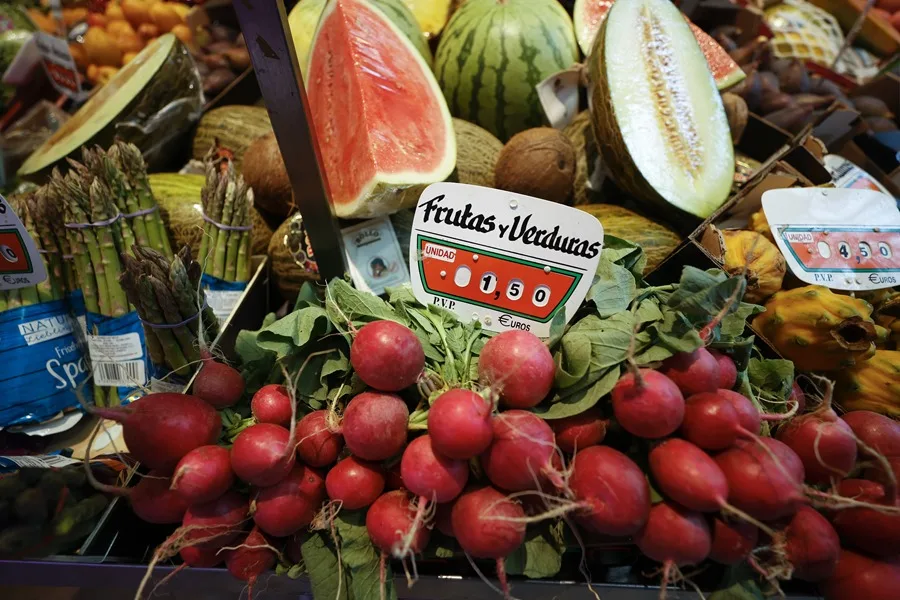 Vista de archivo de una fruterÃa en el Mercado Maravillas de Madrid.